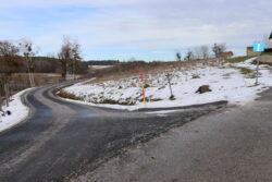 Javna pot JP620-411 v Markovcih mimo pokopališča 2